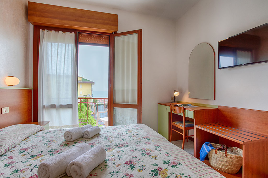 slide-windsor-camera11